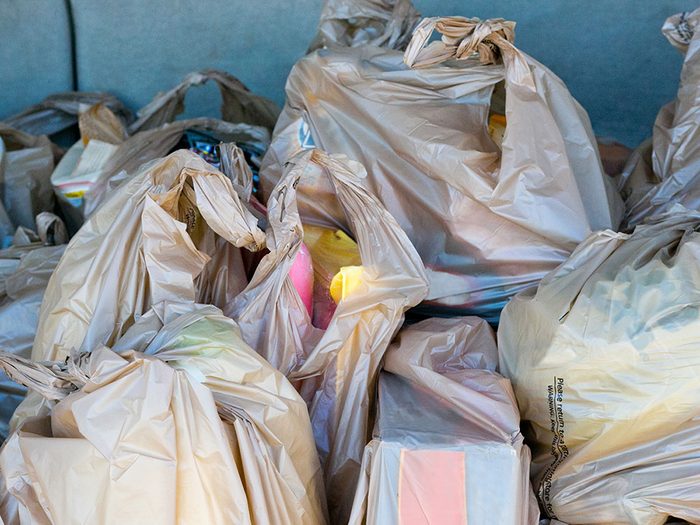 Les sacs en plastique d’épicerie sont à mettre au recyclage prudemment. 