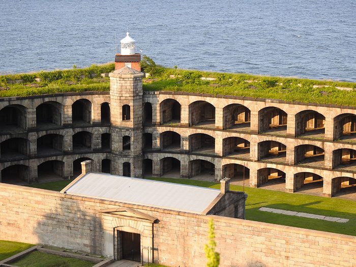 Visitez le Fort Wadsworth à New York.