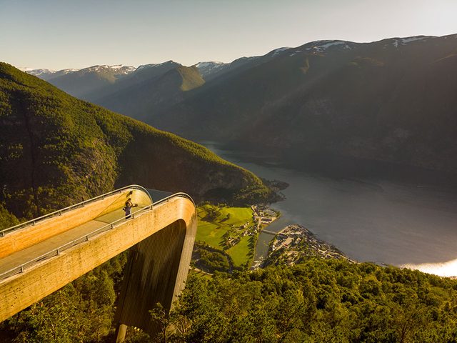 Le belvdre du fjord dAurland en Norvge est l'un des 12 points de vue vertigineux dans le monde. 