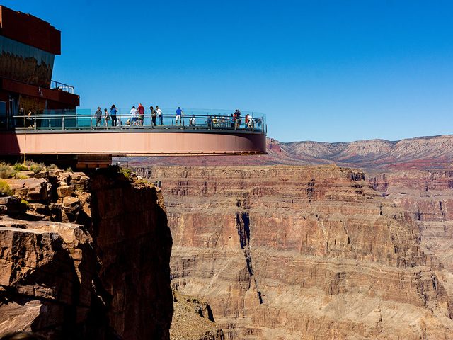 Le Grand Canyon Skywalk  Peach Springs en Arizona est l'un des 12 points de vue vertigineux dans le monde. 