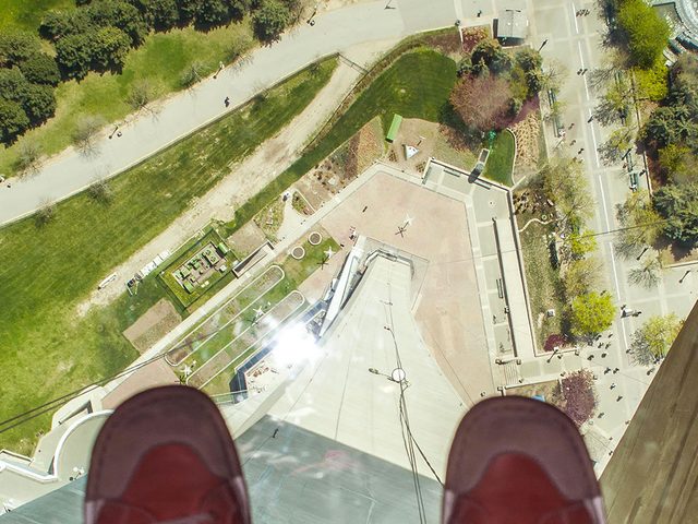 La tour CN  Toronto est l'un des 12 points de vue vertigineux dans le monde. 