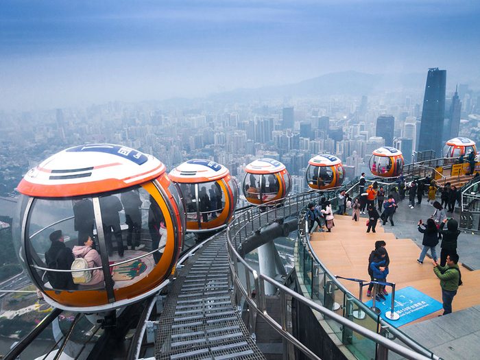 La tour de télévision et de tourisme de Canton à Guangzhou en Chine est l'un des 12 points de vue vertigineux dans le monde. 