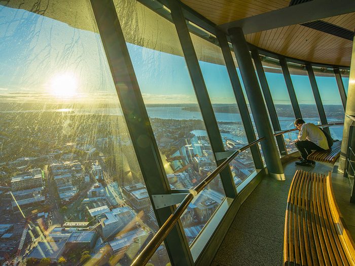 La tour Sky Tower à Aukland en Nouvelle-Zélande est l'un des 12 points de vue vertigineux dans le monde. 