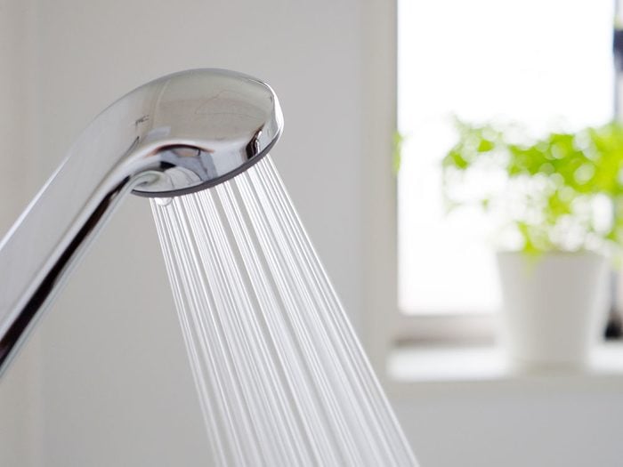 Pensez à vérifier la pression de l’eau avant d'acheter une maison.