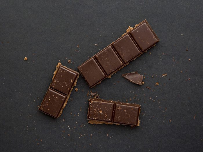 Le chocolat noir est un aliment santé riche en gras, que vous devez manger.