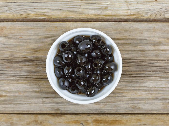 Les olives noires sont des aliments santé riches en gras, que vous devez manger.