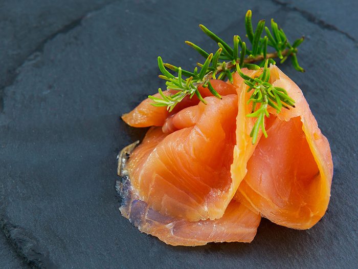 Le saumon est un aliment santé riche en gras, que vous devez manger.