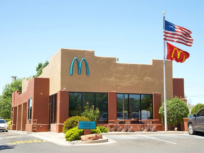 On trouve même des arches McDonald's turquoise.