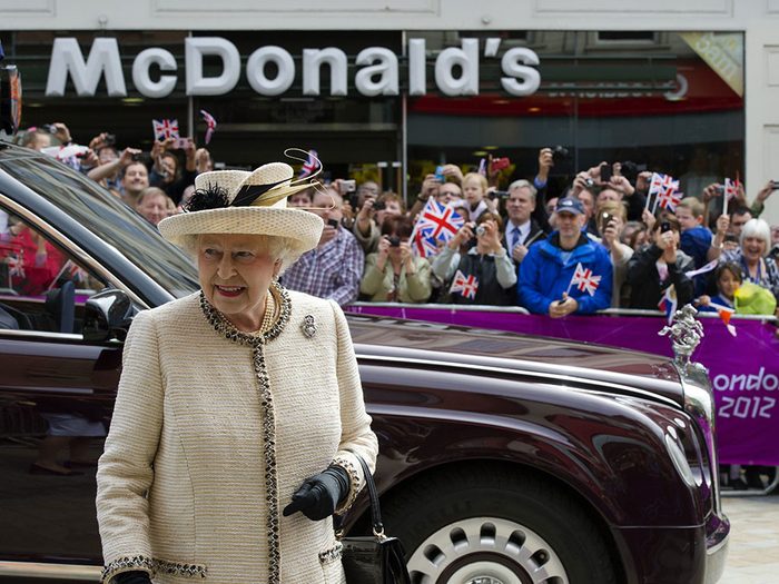 La reine Élizabeth II possède un McDonald’s.