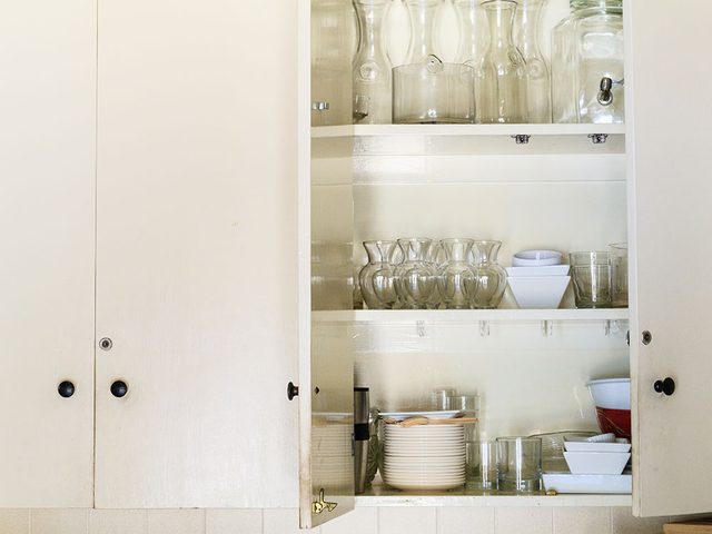 Rorganisez les armoires de cuisine pendant votre mnage d'automne.