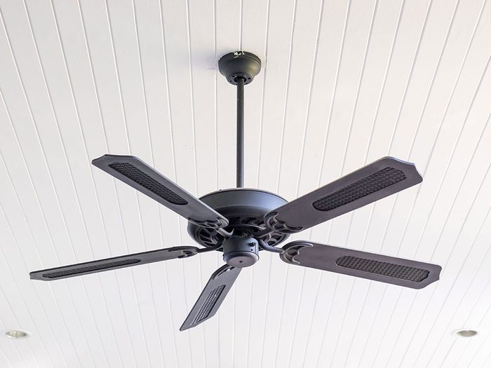 Dépoussiérez les ventilateurs de plafond pendant votre ménage d'automne.