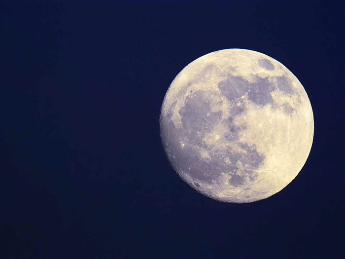 Mythe: La lune, même pleine, a une face obscure.