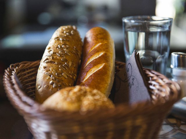 Le panier  pain  votre table est une gracieuset de votre restaurant.
