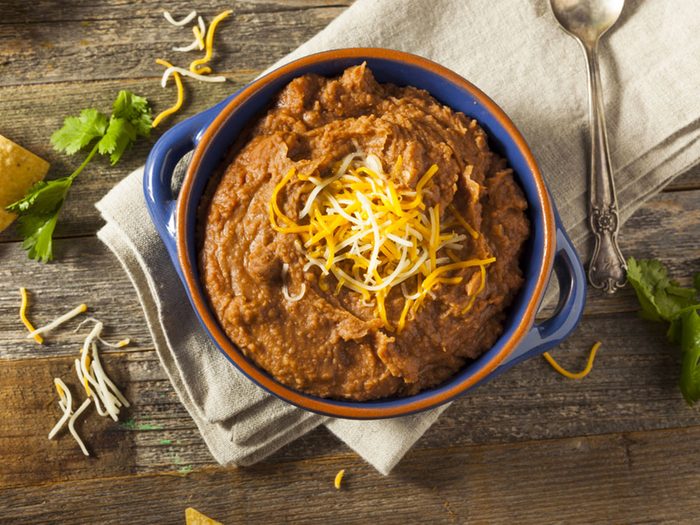 Les haricots frits n’apportent pas toujours que des protéines végétaliennes à votre repas mexicain.