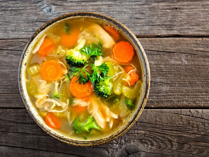 Bien qu’elle déborde de légumes, votre soupe peut ne pas être végétalienne.