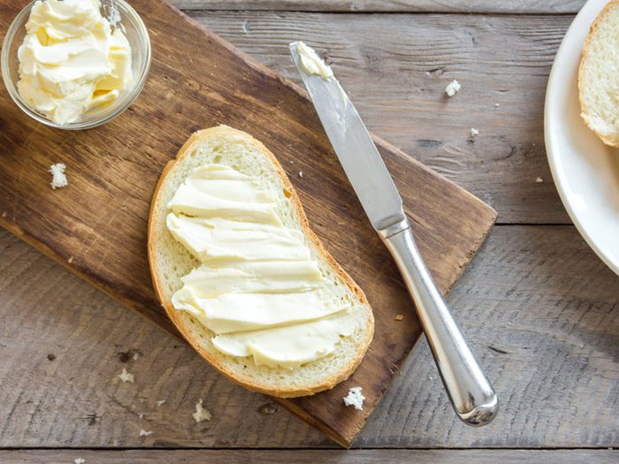 La margarine est l'un des aliments que vous croyez végétalien mais qui ne l'est pas!