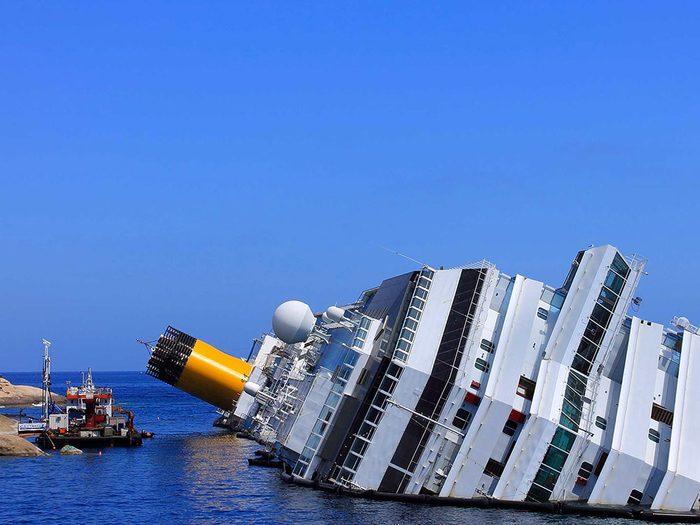 Le paquebot Costa Concordia s’est échoué devant une île sur la côte italienne un vendredi 13.