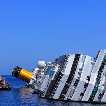 Le paquebot Costa Concordia s’est échoué devant une île sur la côte italienne un vendredi 13.