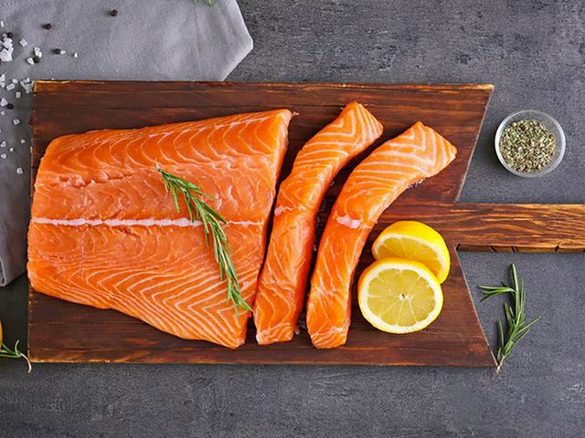 Mangez du saumon, c'est un aliment riche en vitamine D.