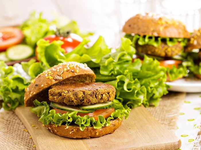 Les galettes burger végétariennes ne sont pas si bonnes pour la santé que ce qu'on pense.