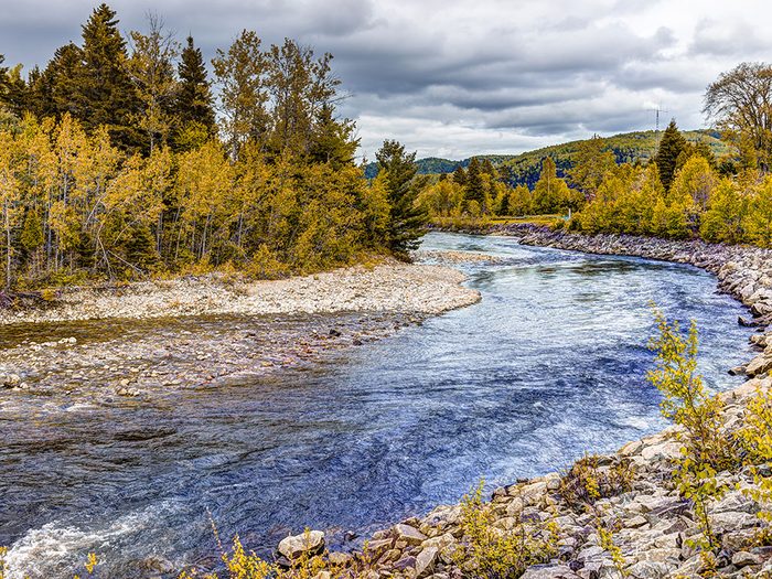 La rivière Petit-Saguenay est l'un des panoramas à couper le souffle au Québec.