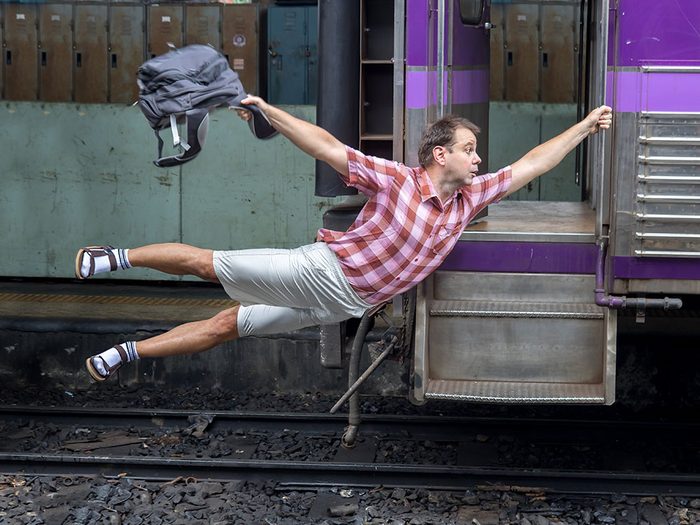 Photos hilarantes: attraper son train au vol.