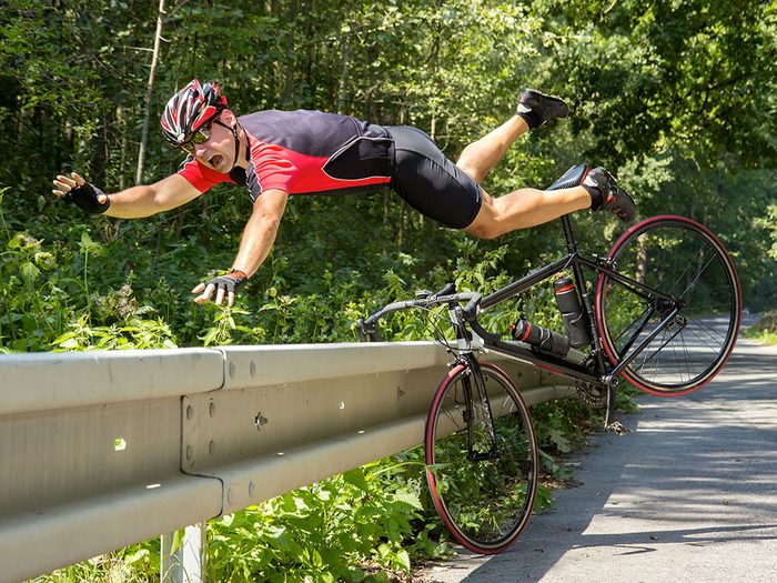 Photos hilarantes: un cycliste sans parachute.