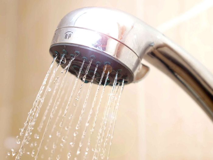 Certains plombiers peuvent enlever l’inhibiteur de débit de votre douche si vous le demandez.