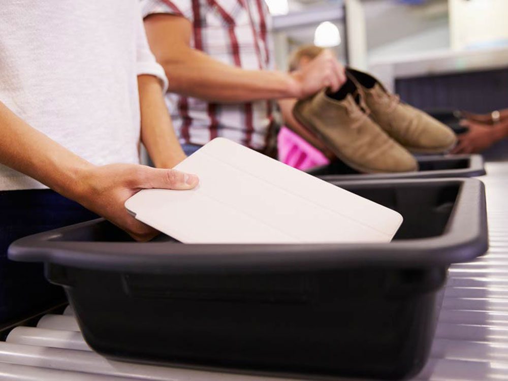 Les plateaux du contrôle de sécurité aux aéroports peuvent vous rendre malade.