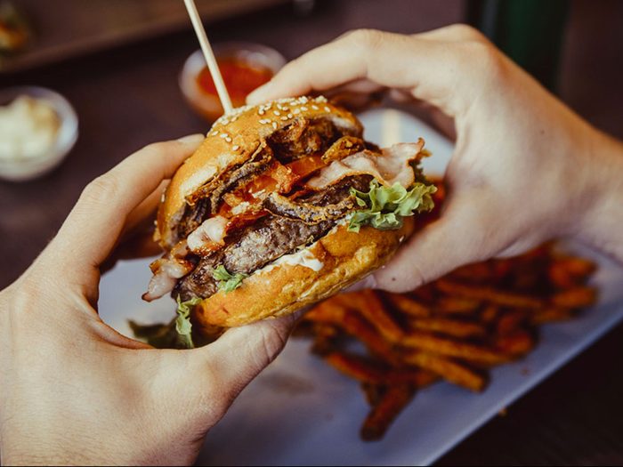 Abuser pas des hamburgers est mauvais pour la santé des os.