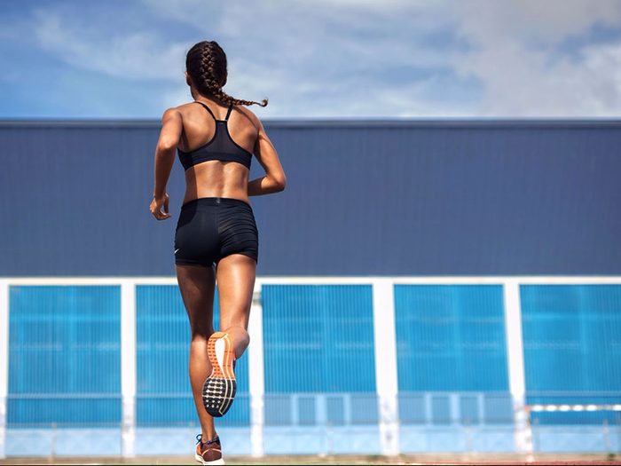 Courir (vite!) est bon pour la santé des os.