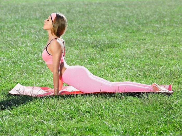 Adopter la pose du cobra au yoga est bon pour la santé des os.