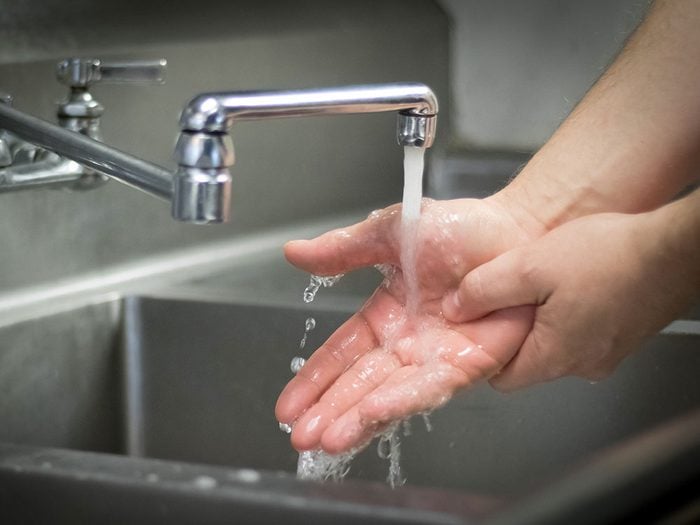 Il est important de vous laver les mains car, outre les virus, vos mains peuvent être porteuses de bactéries, de moisissures et de protozoaires.