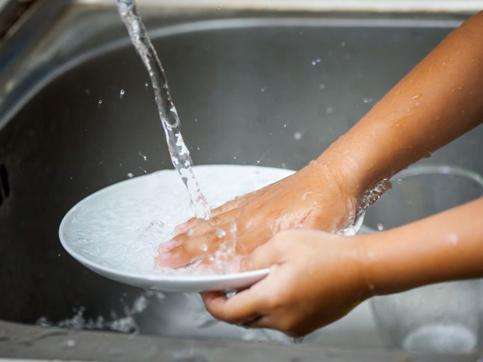 La majorité des microbes ne vous rendront pas malade mais il est quand-même important de se laver les mains.