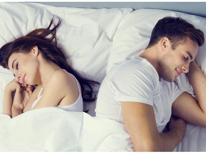 La position de sommeil dos à dos rapprochés montre que le couple est à l'aise et détendu.