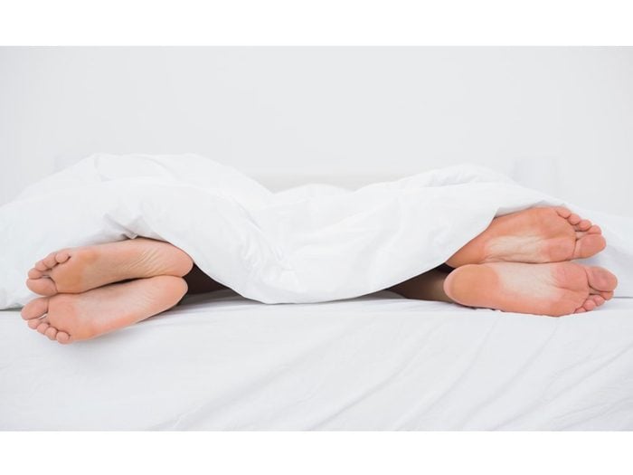 La position dos à dos éloignés est la position de sommeil la plus populaire chez les couples!