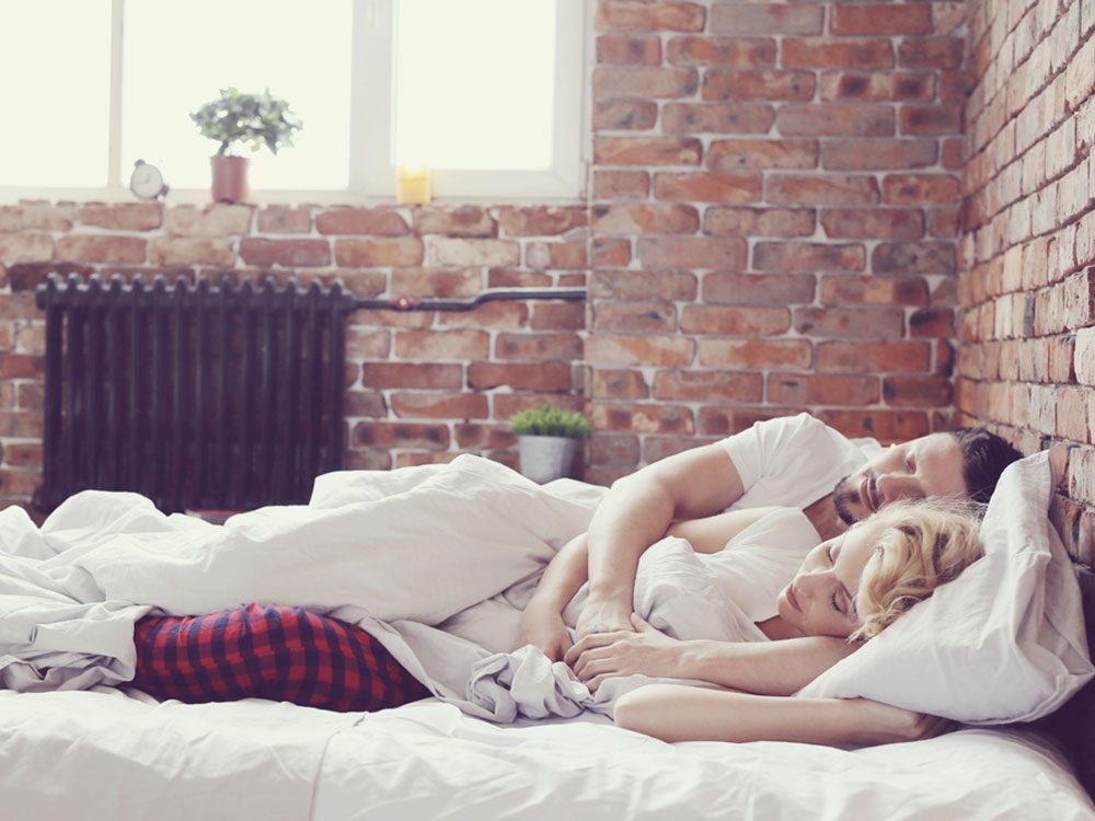 La position de sommeil de la cuillère révèle de la sensualité et de la confiance au sein du couple.