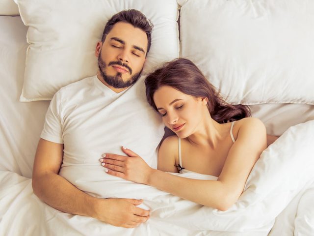La position de sommeil avec la tte sur la poitrine est souvent adopte par les nouveaux couples.