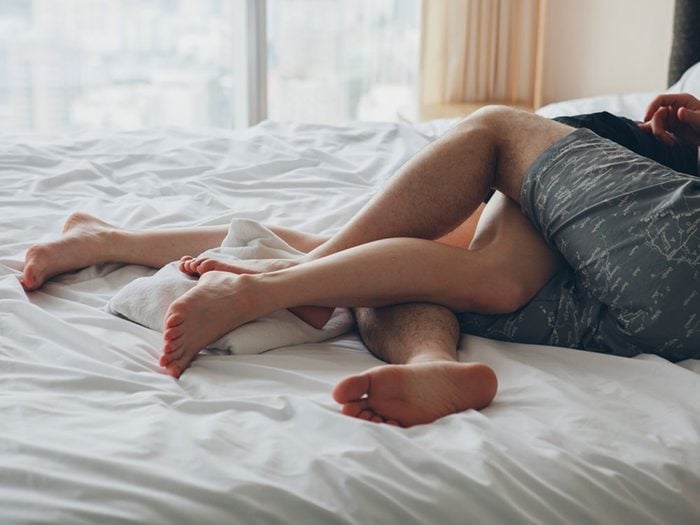Commencer la nuit dans une position de sommeil enlacée et la finir séparée est un compromis entre indépendance et intimité dans un couple.