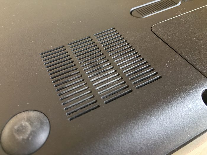 Enlever la poussière pour dégager les aérations vous permettra de continuer d'utiliser l'ordinateur correctement.