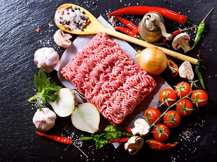 Pour manger plus de légumes, râpez-les et ajoutez-les à de la viande hachée.