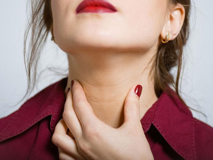 La présence d'une bosse dans le cou est l'un des premiers symptômes du cancer de la gorge.