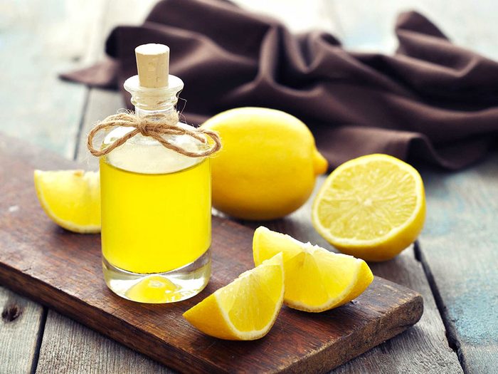 Utilisez du miel et du jus de citron comme gommage pour vos pieds.