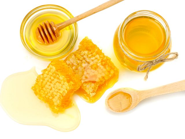 Utilisez du miel et du sucre comme gommage pour vos pieds.