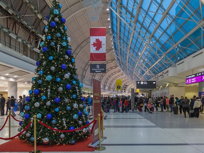 Évitez les imprévus des fêtes si vous voyagez car les aéroports canadiens débordent à cette époque.