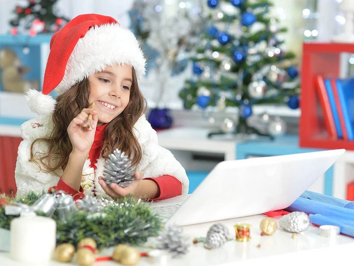 Envoyer des cartes virtuelles pour passer un Noël zéro déchet.