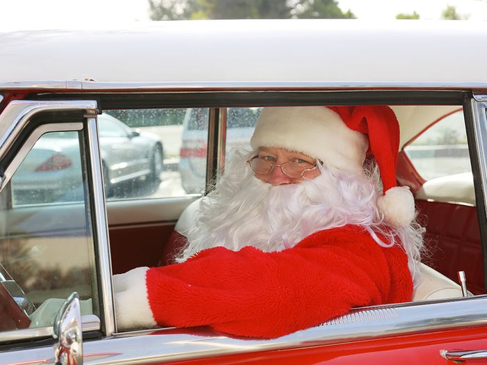 Le père Noël dans sa voiture.