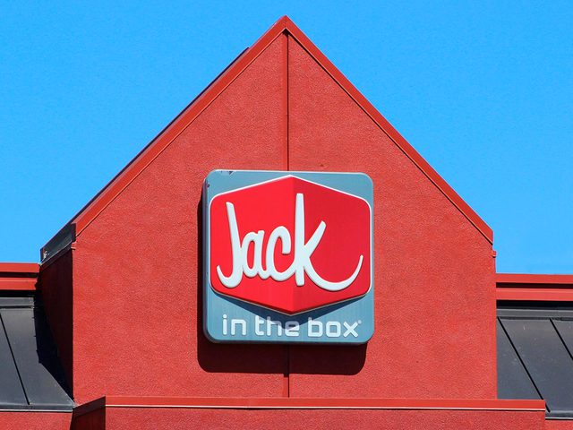 CKE Restaurants a poursuivi un concurrent, Jack-in-the-Box, aprs que celui-ci lait cibl dans une campagne publicitaire.