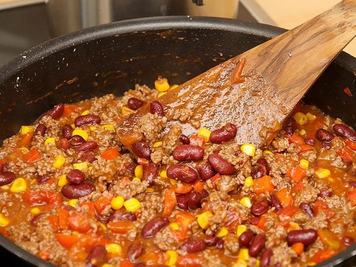 En restauration rapide, le chili est préparé avec a viande des vieux hamburgers.