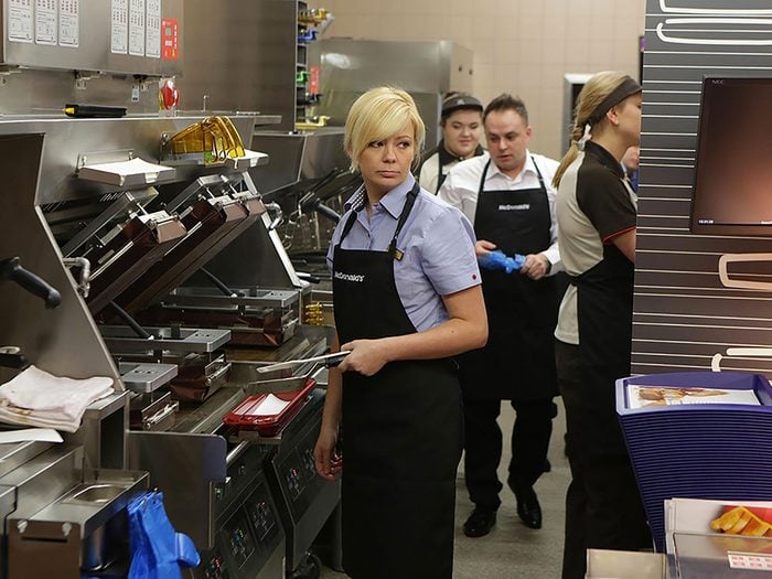 En restauration rapide, la plupart des employés gagnent à peine plus que le salaire minimum.